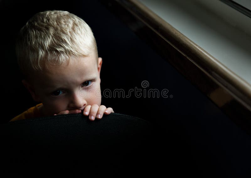 Triste? miedo? preocupado? emocional negro imagen de joven.