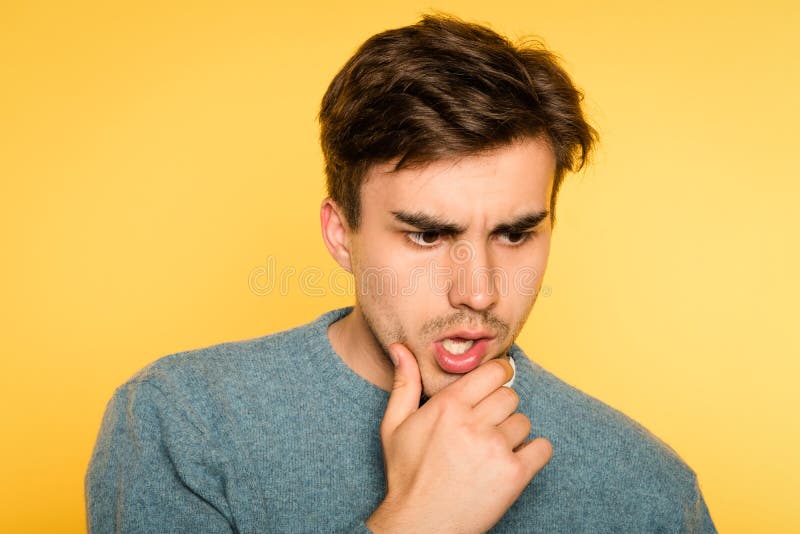 Worried a distrait l'homme songeur que le menton d'éraflure pensent photos libres de droits Worried a distrait l'homme songeur que le menton d'éraflure pensent photos libres de droits