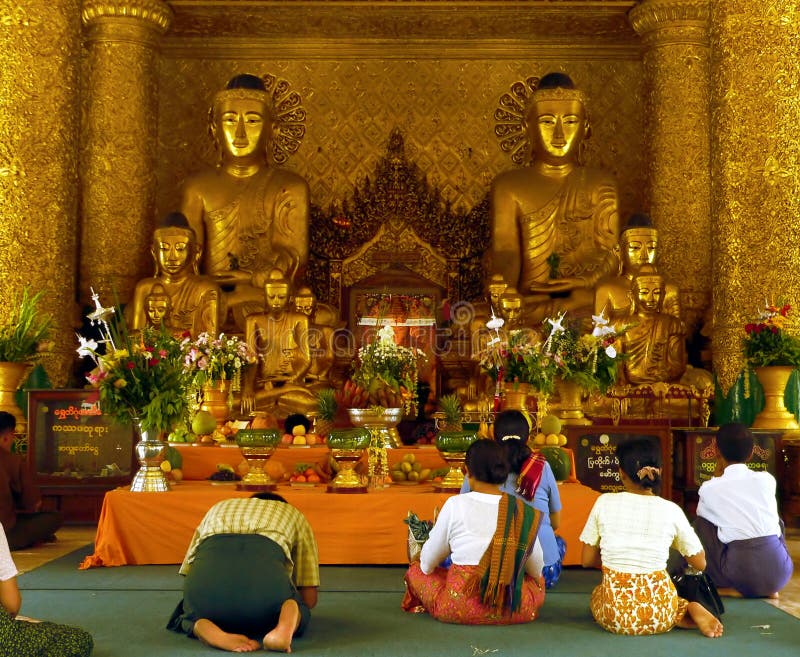 Worshippers in tempiale. Pagoda di Shwedagon