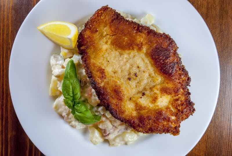 Worstjeschnitzel met aardappelsalade royalty-vrije stock afbeelding Worstjeschnitzel met aardappelsalade royalty-vrije stock afbeelding