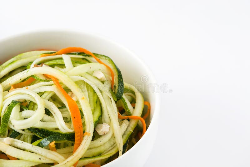 Wortel en courgettenoedels op witte achtergrond royalty-vrije stock fotografie Wortel en courgettenoedels op witte achtergrond royalty-vrije stock fotografie