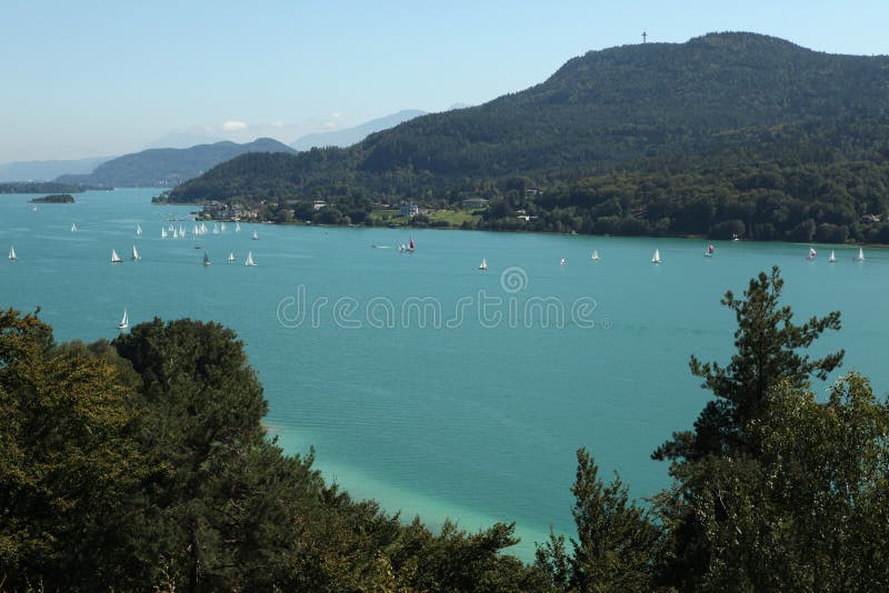 Wortherseemeer in Carinthia, Oostenrijk royalty-vrije stock afbeeldingen Wortherseemeer in Carinthia, Oostenrijk royalty-vrije stock afbeeldingen