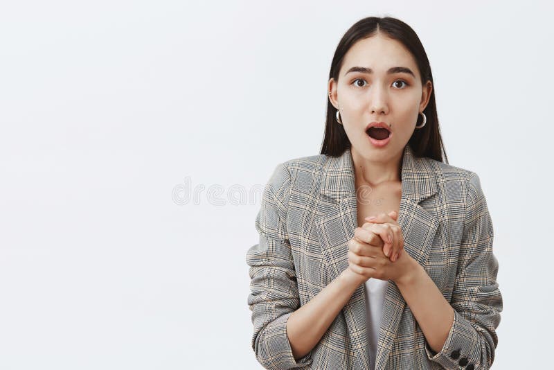 Wow,惊奇,更告诉我 震惊和震惊悦目亚裔女朋友画象夹克的在T恤杉 免版税库存图片 Wow,惊奇,更告诉我 震惊和震惊悦目亚裔女朋友画象夹克的在T恤杉 免版税库存图片