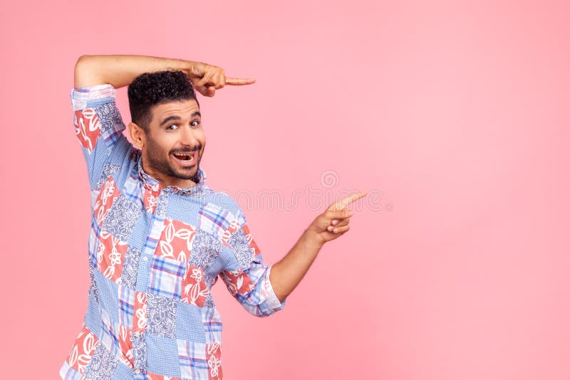 Wow attention à la publicité. portrait de l'homme barbu heureux pointant vers l'espace de copie latérale avec les deux photographie stock