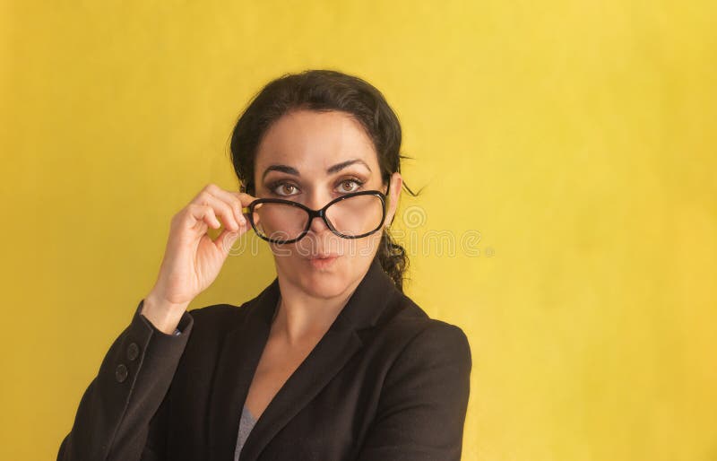 wow Belle jeune femme d'affaires, avec le tresse, les verres et la veste noire, d'isolement sur un fond Étonné, stupéfait photos stock wow Belle jeune femme d'affaires, avec le tresse, les verres et la veste noire, d'isolement sur un fond Étonné, stupéfait photos stock