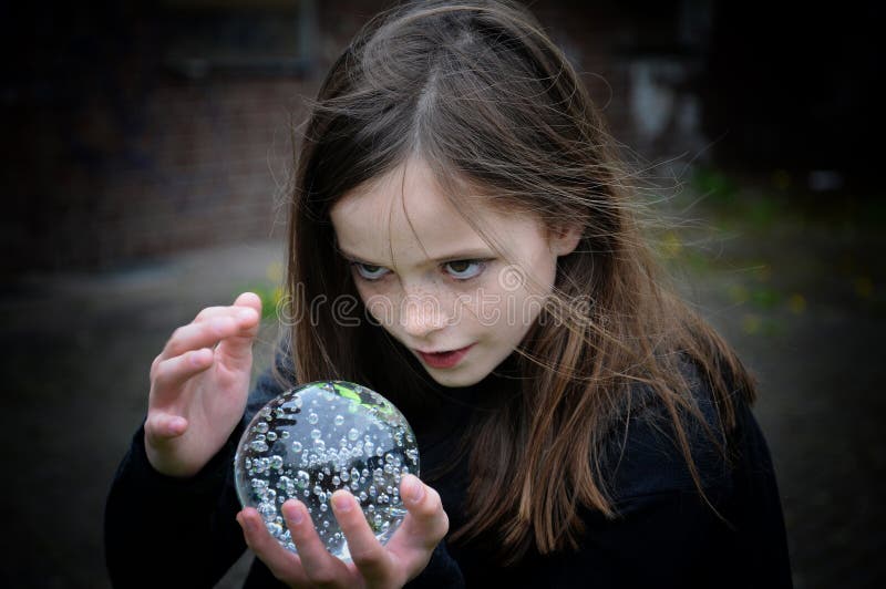 Ragazza con la sfera di cristallo in mano, come un veggente.