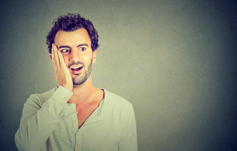 wow Mens die opgewekt houdend zijn mond geopend, geschokt verrast kijken stock foto's wow Mens die opgewekt houdend zijn mond geopend, geschokt verrast kijken stock foto's
