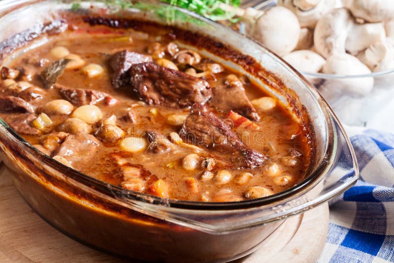 Wołowiny Bourguignon gulasz w potrawki naczyniu obraz royalty free Wołowiny Bourguignon gulasz w potrawki naczyniu obraz royalty free