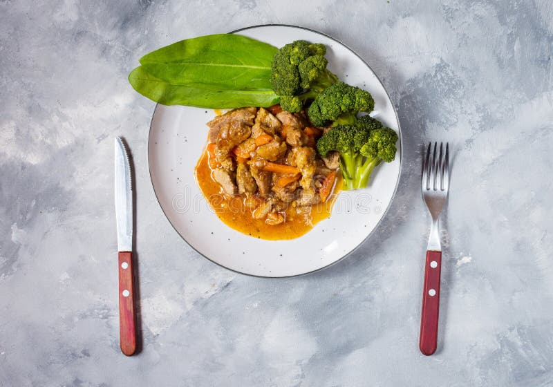 Wołowiny goulash z warzywami i brokuły na wieśniaku betonujemy tło zdjęcia stock Wołowiny goulash z warzywami i brokuły na wieśniaku betonujemy tło zdjęcia stock