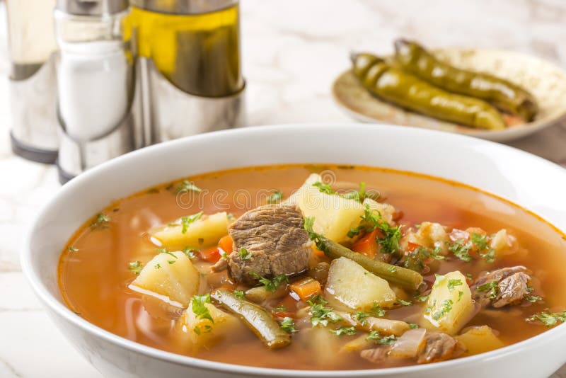 Wołowiny polewka z vegetablew w białym pucharze zdjęcie stock