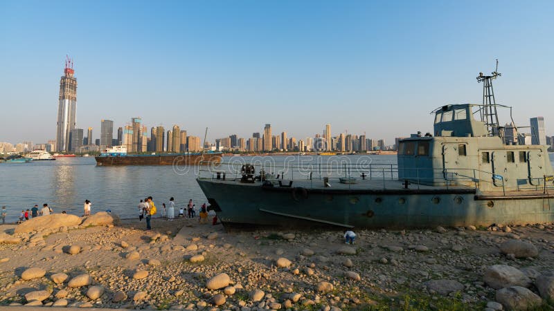 Wrak van Chinese zeeschipwas aan wal op Yangtze riverbank en stock afbeeldingen Wrak van Chinese zeeschipwas aan wal op Yangtze riverbank en stock afbeeldingen