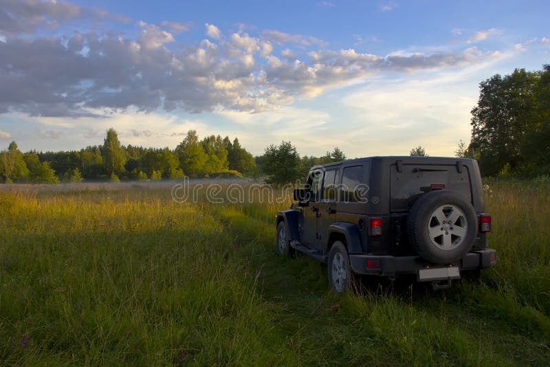Wrangler неограниченная Сахара в лесе, Россия виллиса стоковая фотография Wrangler неограниченная Сахара в лесе, Россия виллиса стоковая фотография
