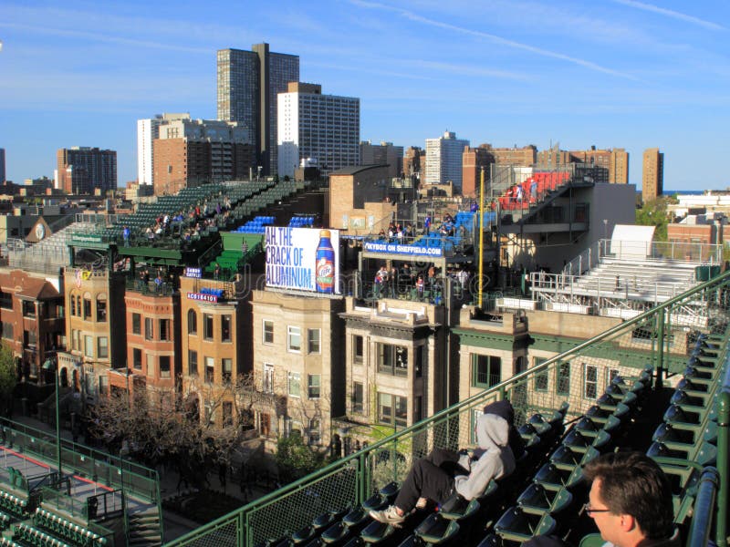 Wrigley mettent en place - des sièges de dessus de toit de Chicago Cubs images stock Wrigley mettent en place - des sièges de dessus de toit de Chicago Cubs images stock