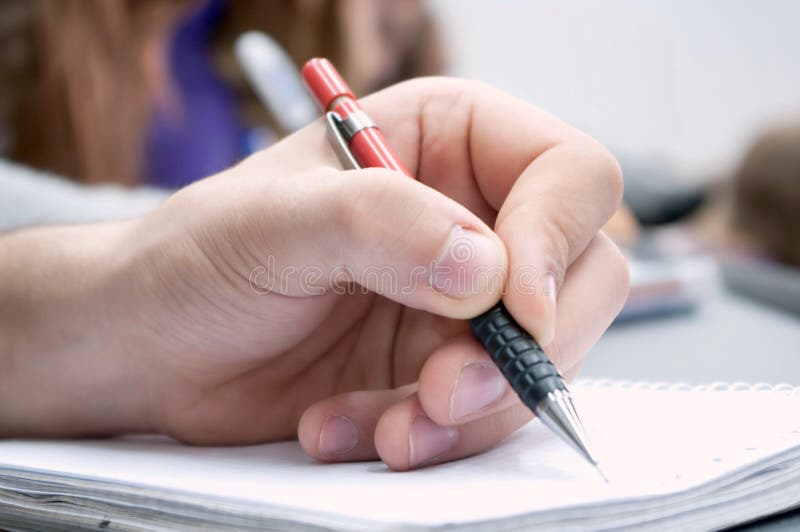 Levou rukou drží pero, psaní dokumentu.