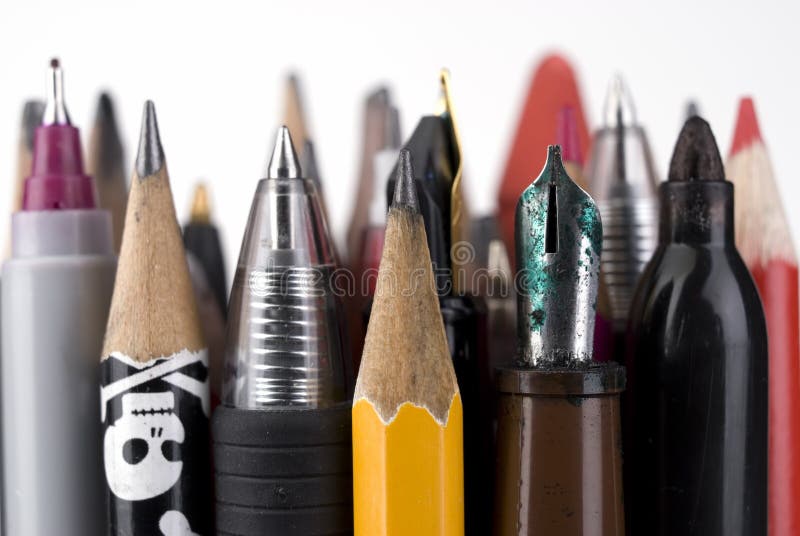 Primo piano l'immagine di raggruppati strumenti di scrittura, matite, penci, marcatori.