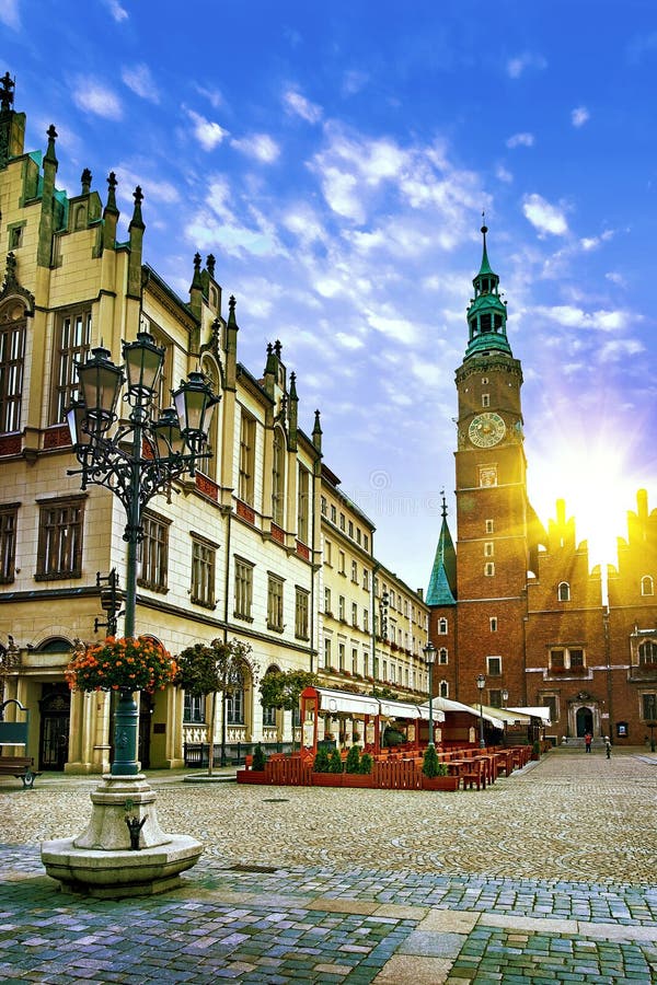 Wroclaw marknadsfyrkant med stadshus- och gatalyktalampan mot att bedöva solnedgånghimmel royaltyfria foton