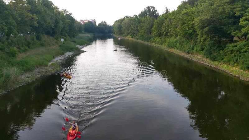 Wroclaw poland 12 mai 2021 : les gens font du rafting sur la rivière en bateau