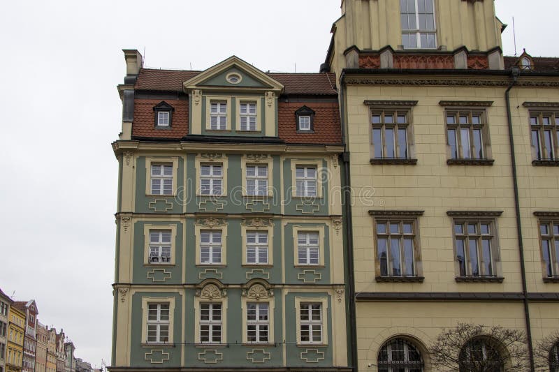Wroclaw Pologne 23 février 2025 : Vue détaillée de deux bâtiments historiques adjacents avec façades décoratives à Wrocl photo stock