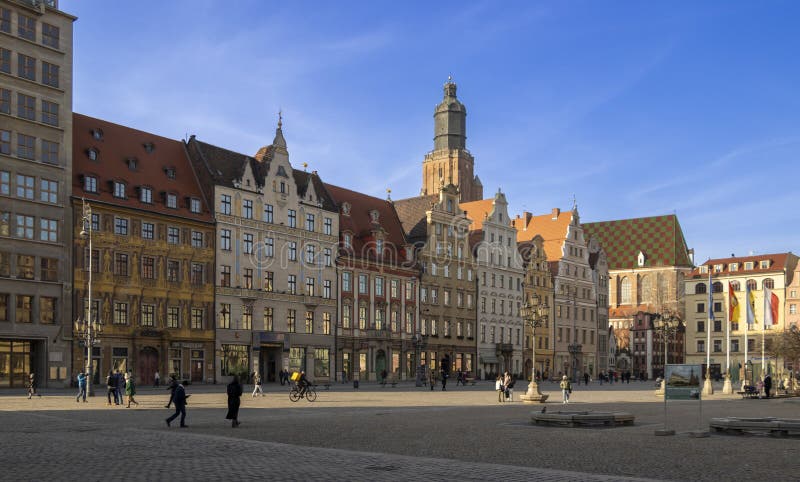 Wroclaw Pologne 21 février 2025 : Vue panoramique des bâtiments historiques colorés sur la place du marché de Wroclaws sous un cer photo libre de droits