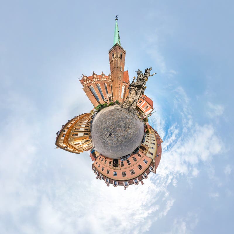 WROCLAW, POLOGNE - OCTOBRE 2018 : Peu plan?te Vue a?rienne sph?rique du panorama 360 sur la ville m?di?vale antique Wroclaw, Polo photos libres de droits WROCLAW, POLOGNE - OCTOBRE 2018 : Peu plan?te Vue a?rienne sph?rique du panorama 360 sur la ville m?di?vale antique Wroclaw, Polo photos libres de droits
