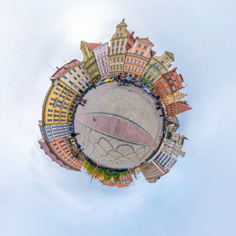 WROCLAW, POLOGNE - OCTOBRE 2018 : Peu plan?te Vue a?rienne sph?rique du panorama 360 sur la ville m?di?vale antique Wroclaw, Polo photographie stock libre de droits WROCLAW, POLOGNE - OCTOBRE 2018 : Peu plan?te Vue a?rienne sph?rique du panorama 360 sur la ville m?di?vale antique Wroclaw, Polo photographie stock libre de droits