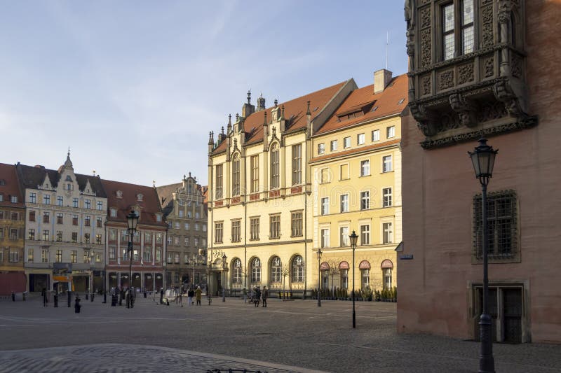 Wroclaw Polonia, 21 februarie 2025 : Arhitectură frumoasă de-a lungul unui pătrat vibrant al pieței, care prezintă o construcție i royalty free stock image