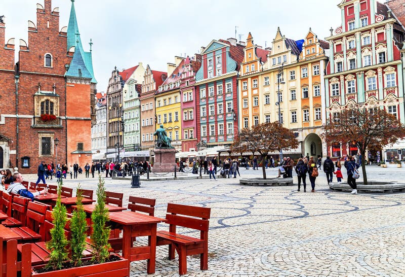 Wroclaw, Polonia - 17 ottobre 2015: La gente che cammina e che riposa sul quadrato famoso e vecchio del mercato a Wroclaw immagini stock libere da diritti Wroclaw, Polonia - 17 ottobre 2015: La gente che cammina e che riposa sul quadrato famoso e vecchio del mercato a Wroclaw immagini stock libere da diritti