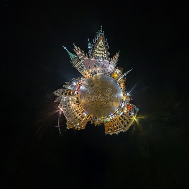 WROCLAW, POLONIA - OTTOBRE 2018: Piccolo pianeta di notte Vista aerea sferica di panorama 360 sulla citt? medievale antica Wrocla immagini stock WROCLAW, POLONIA - OTTOBRE 2018: Piccolo pianeta di notte Vista aerea sferica di panorama 360 sulla citt? medievale antica Wrocla immagini stock