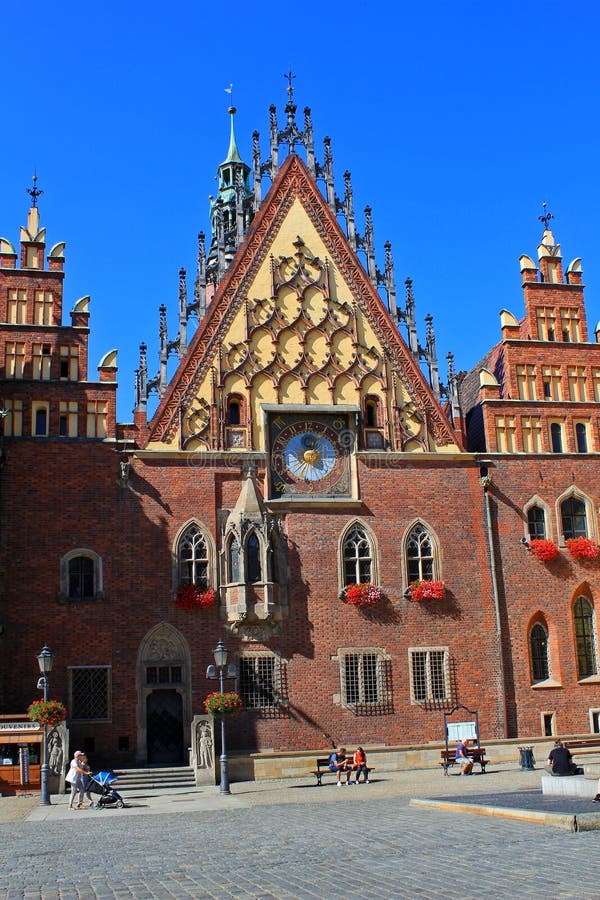 WROCLAW, POLÔNIA - 12 de setembro de 2016: Câmara municipal histórica em Wroclaw, a capital de mais baixo Silesia imagens de stock WROCLAW, POLÔNIA - 12 de setembro de 2016: Câmara municipal histórica em Wroclaw, a capital de mais baixo Silesia imagens de stock