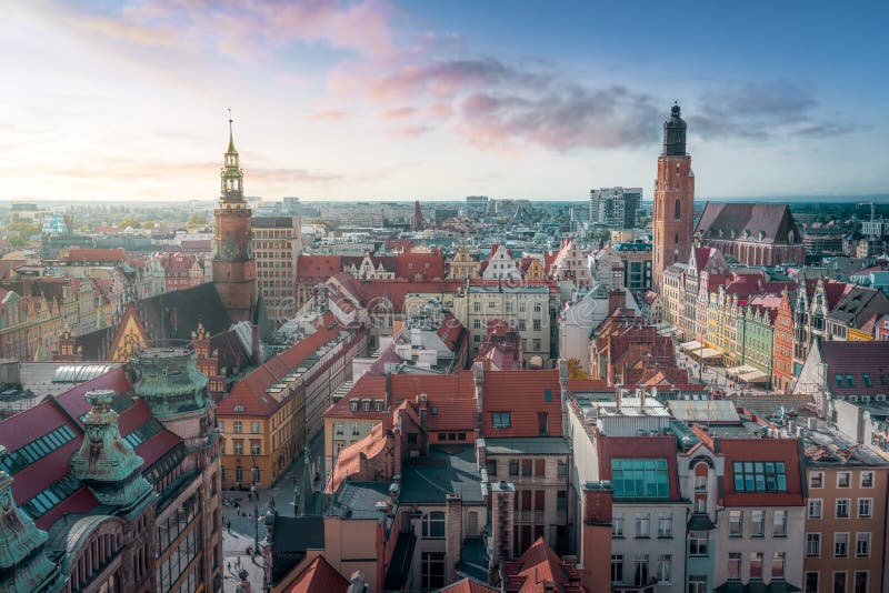Wroclaw skyline ze starym ratuszem st elizabeth kościół i rynek na zachodzie słońca wroclaw polska obrazy stock