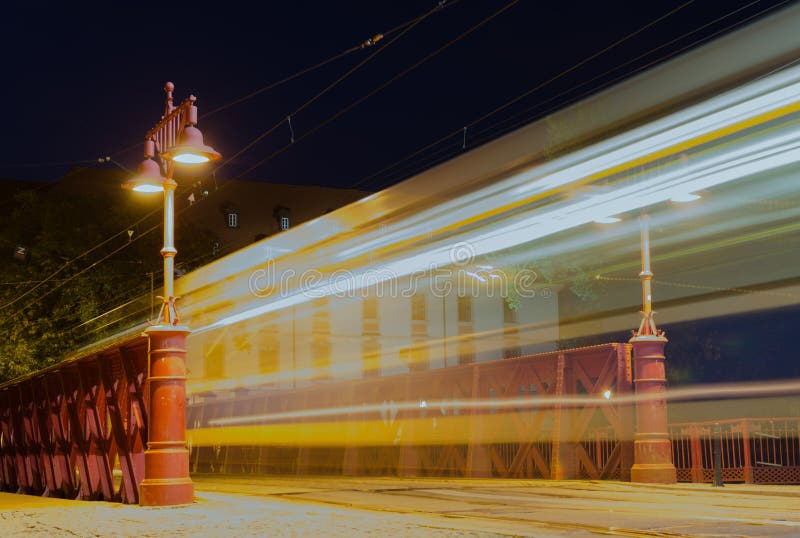 WROCLAW, ΠΟΛΩΝΙΑ - 5 Αυγούστου 2019: Το Nightview του περισσότερου Piaskowy η κόκκινη γέφυρα με την κίνηση του τραμ επισημαίνει σ στοκ φωτογραφίες WROCLAW, ΠΟΛΩΝΙΑ - 5 Αυγούστου 2019: Το Nightview του περισσότερου Piaskowy η κόκκινη γέφυρα με την κίνηση του τραμ επισημαίνει σ στοκ φωτογραφίες