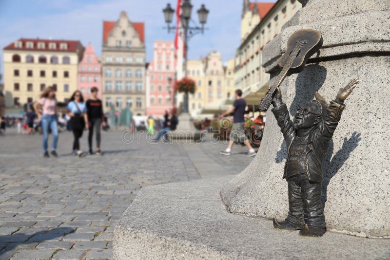 WROCLAW, ПОЛЬША - 2-ОЕ СЕНТЯБРЯ 2018: Гном или карлик со статуэткой бронзы гитары в Wroclaw, Польше Wroclaw имеет гнома 350 стоковая фотография rf WROCLAW, ПОЛЬША - 2-ОЕ СЕНТЯБРЯ 2018: Гном или карлик со статуэткой бронзы гитары в Wroclaw, Польше Wroclaw имеет гнома 350 стоковая фотография rf