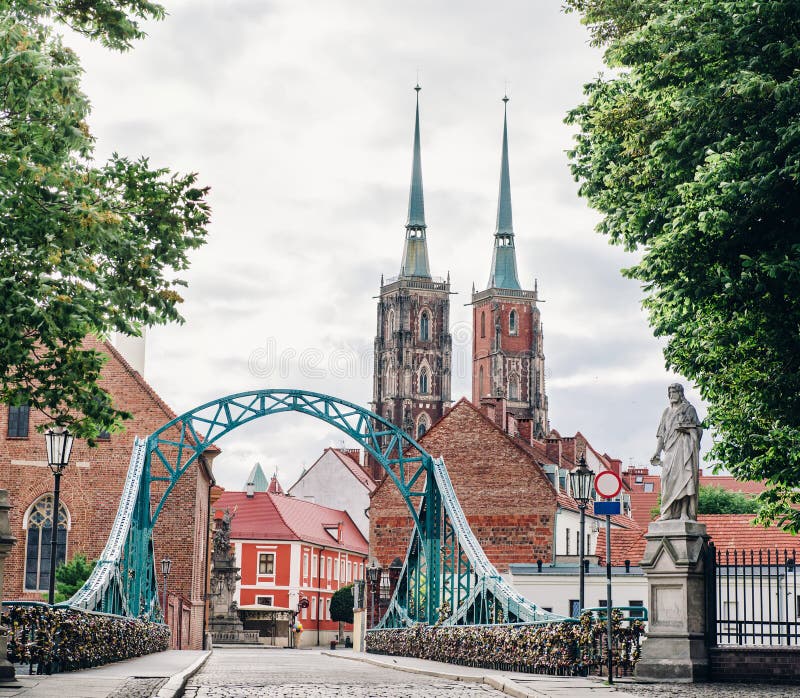 wroclaw 波兰 在Tumski圣约翰海岛和大教堂的看法有桥梁的浸礼会教友通过河奥得 免版税库存照片 wroclaw 波兰 在Tumski圣约翰海岛和大教堂的看法有桥梁的浸礼会教友通过河奥得 免版税库存照片