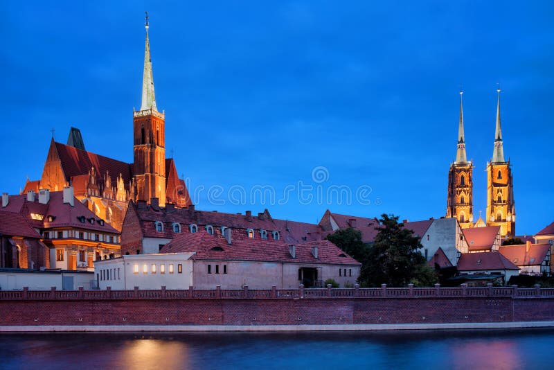 Wrocławski miasta linia horyzontu Przy półmrokiem W Polska obraz royalty free