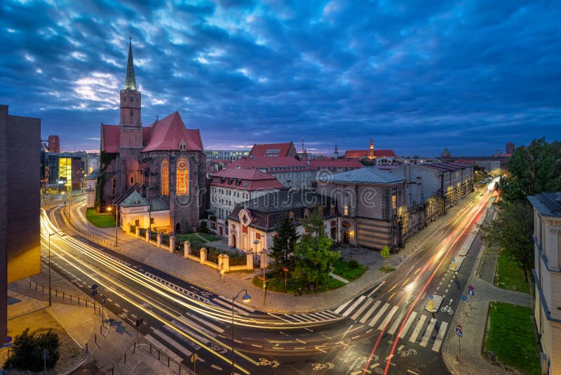 Wrocław, Polska Miasteczko powietrzne w mroku z kościołem