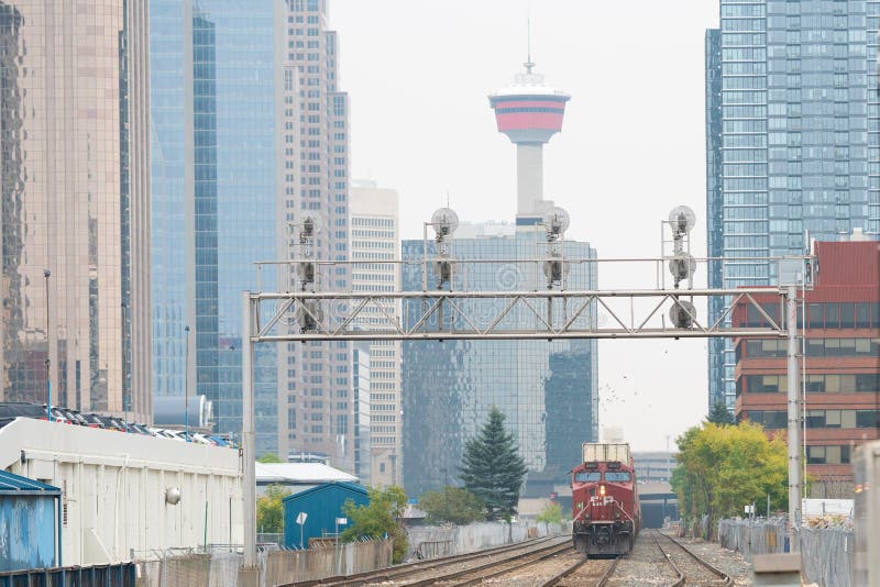 Wrzesień 19 r. 2020 calgary alberta canada pociąg przejeżdżający przez śródmieścia Calgary obrazy stock