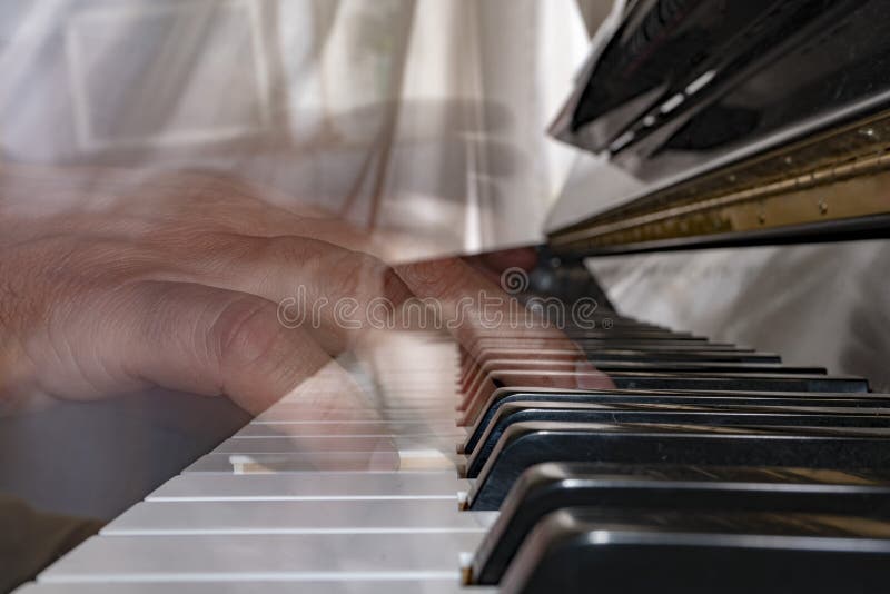 Wręcza bawić się pianino podczas gdy ruszający się obrazy royalty free Wręcza bawić się pianino podczas gdy ruszający się obrazy royalty free