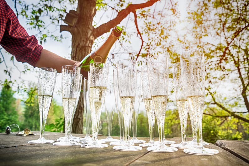 Wręcza dolewania wino w fletowych szkła szampan fotografia royalty free