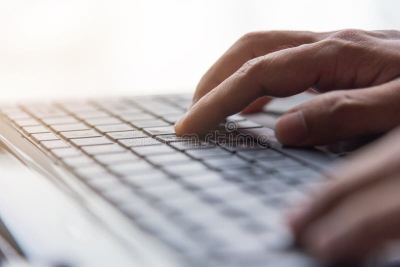 Wręcza pisać na maszynie klawiaturę, interneta online pojęcie, selekcyjna ostrość obraz royalty free Wręcza pisać na maszynie klawiaturę, interneta online pojęcie, selekcyjna ostrość obraz royalty free