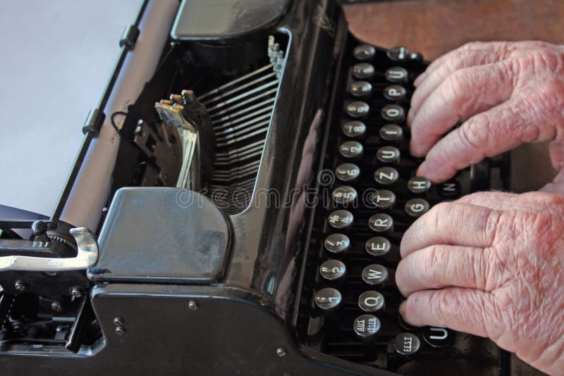 Wręcza starego typ maszyna do pisania