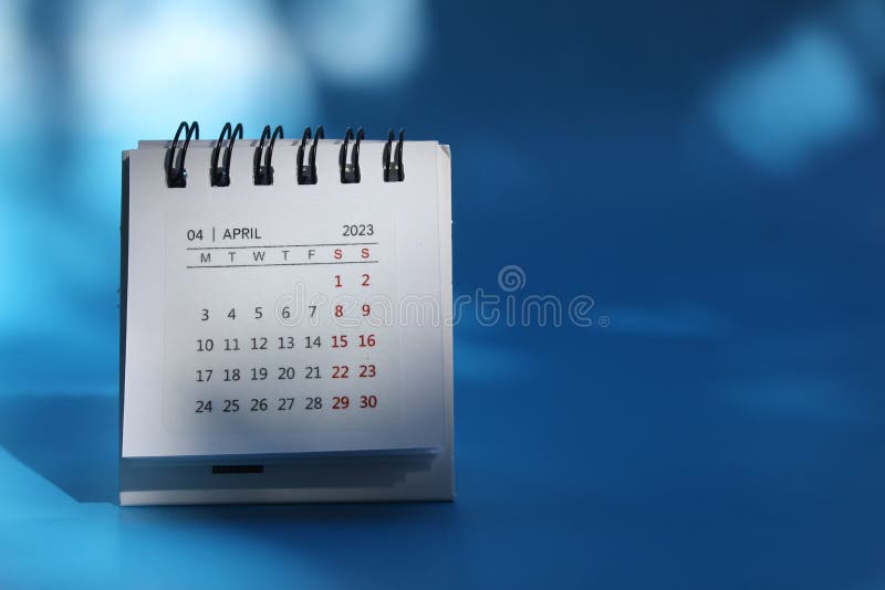 Wręczyć mały kalendarz, w którym w kwietniu 2023 r.. zdjęcie w odcieniach szarozieleni