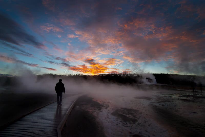 Wschodu słońca Yellowstone gejzery z mężczyzna Sylwetkowym fotografia royalty free Wschodu słońca Yellowstone gejzery z mężczyzna Sylwetkowym fotografia royalty free