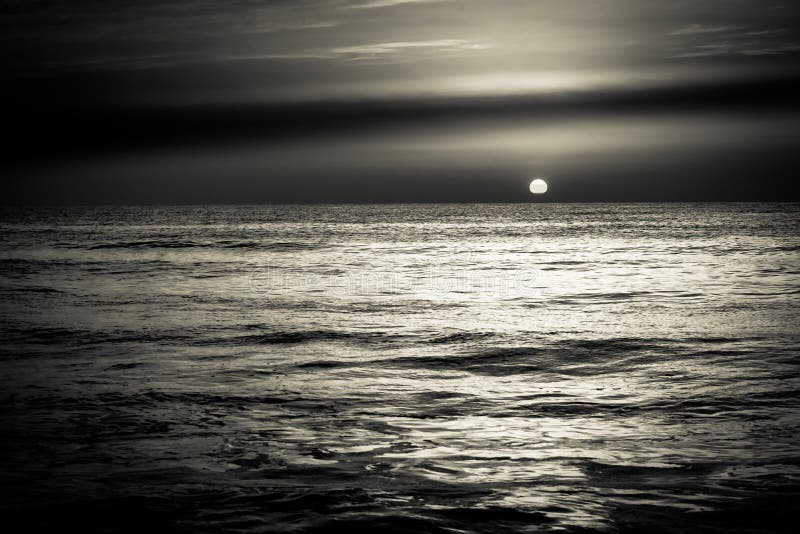 Wschodu słońca zmierzch nad dennymi ocean fala w czarny i biały obrazy stock Wschodu słońca zmierzch nad dennymi ocean fala w czarny i biały obrazy stock