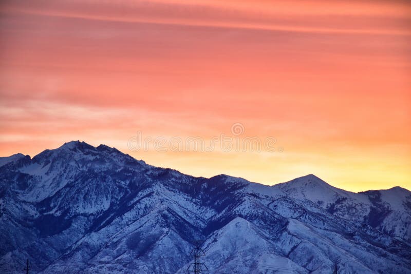 Wschód słońca panoramiczny zima, widok śnieg nakrywać Wasatch Frontowe Skaliste góry, Wielka Salt Lake dolina i Cloudscape od Mou zdjęcia stock