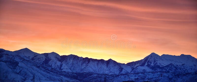 Wschód słońca panoramiczny zima, widok śnieg nakrywać Wasatch Frontowe Skaliste góry, Wielka Salt Lake dolina i Cloudscape od Mou fotografia royalty free