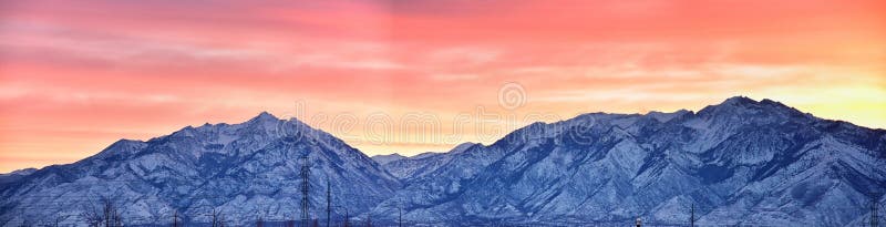 Wschód słońca panoramiczny zima, widok śnieg nakrywać Wasatch Frontowe Skaliste góry, Wielka Salt Lake dolina i Cloudscape od Mou obrazy stock