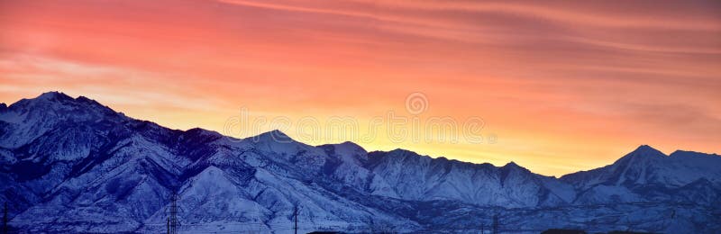 Wschód słońca panoramiczny zima, widok śnieg nakrywać Wasatch Frontowe Skaliste góry, Wielka Salt Lake dolina i Cloudscape od Mou fotografia royalty free
