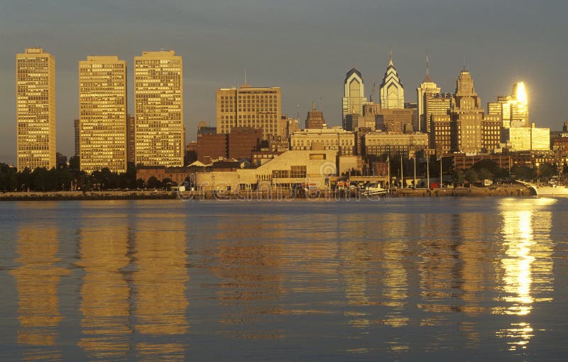 Wschód słońca nad Filadelfia od Delaware rzeki, PA