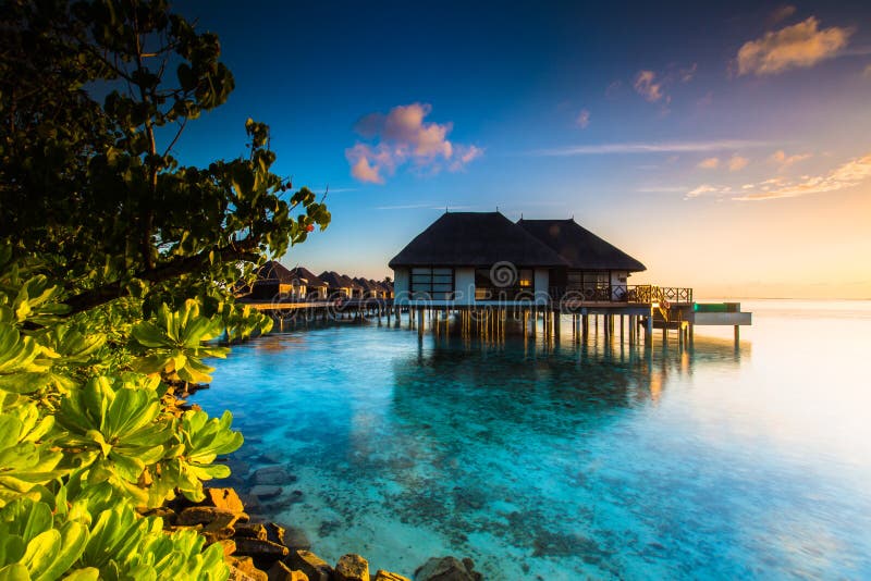 Wschód słońca przy Cztery sezonów kurortem Maldives przy Kuda Huraa zdjęcie royalty free Wschód słońca przy Cztery sezonów kurortem Maldives przy Kuda Huraa zdjęcie royalty free