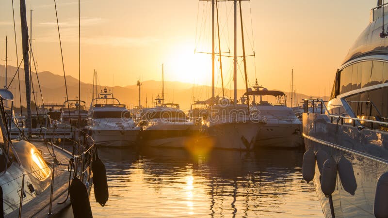 Wschód słońca w Puerto Banus, Spain, z jachtami i luksusem obrazy stock Wschód słońca w Puerto Banus, Spain, z jachtami i luksusem obrazy stock
